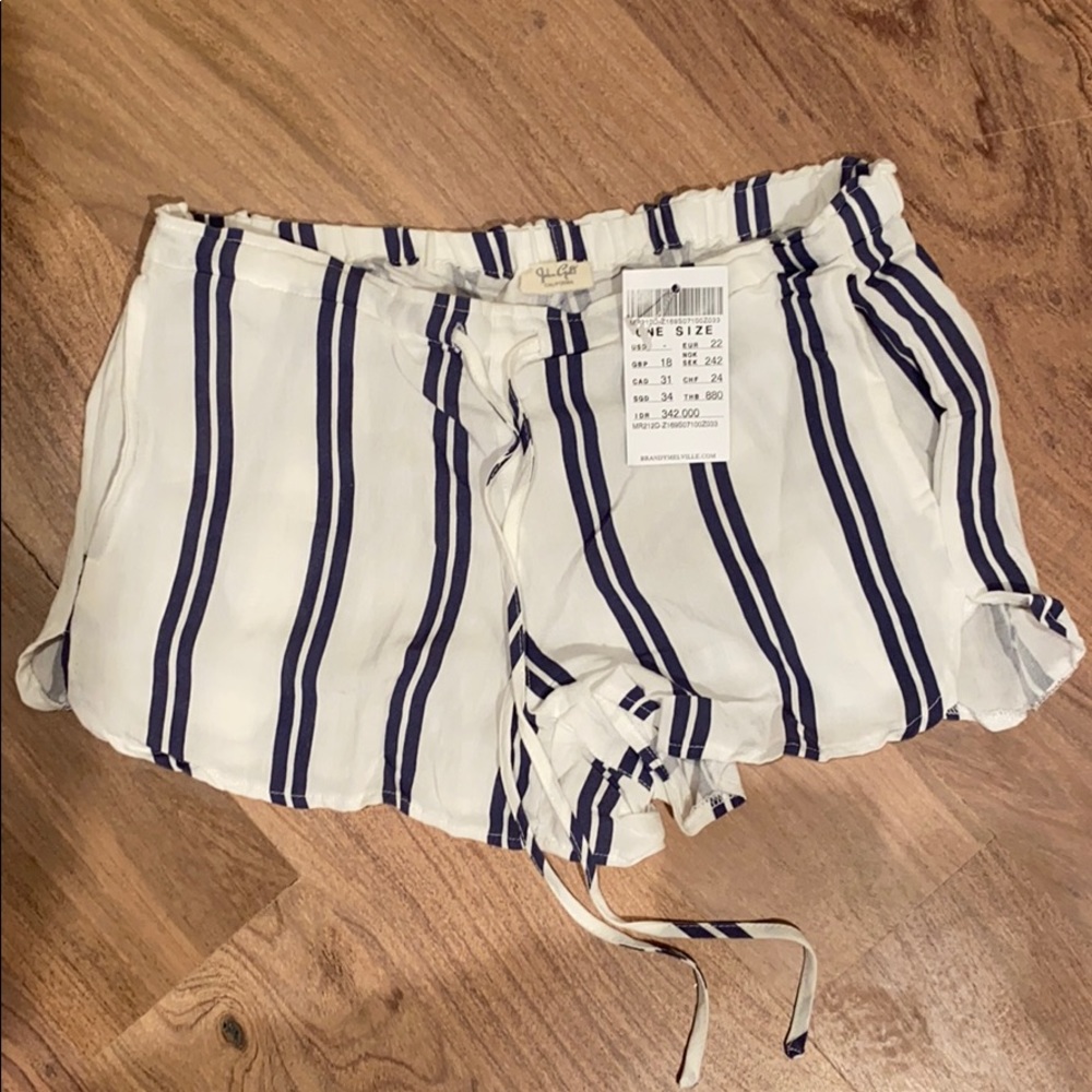 Brandy Melville Linen white/blue stripes shorts!